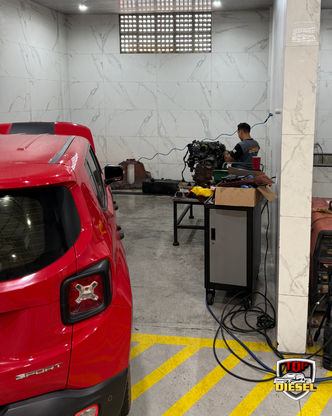 Mecânico trabalhando em motor a diesel